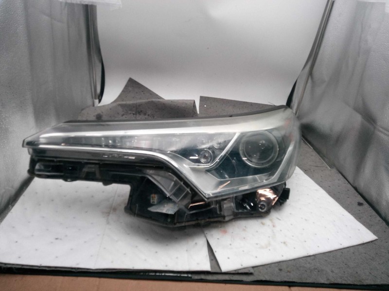 2018-2019 Toyota C-HR Left Headlight Assembly Grey Halogen OEM 638912