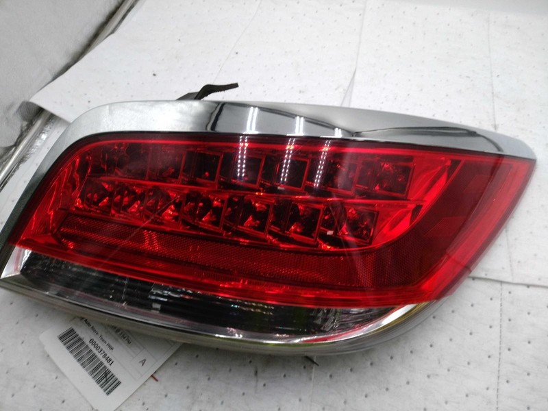 2010 Buick LaCrosse Right Tail Light Assembly Silver OEM 444237 Used