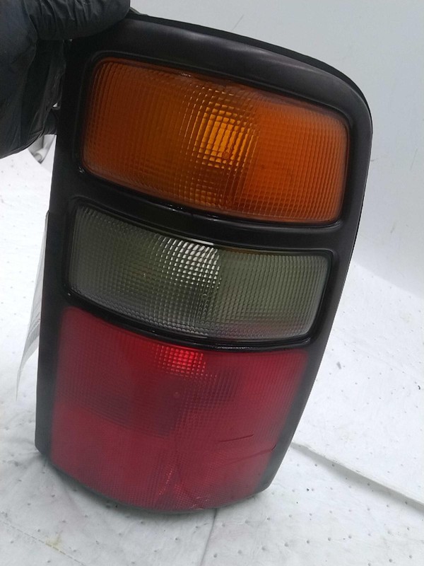 2005 Chevrolet Suburban 1500 Right Tail Light Assembly Tan Used 569500