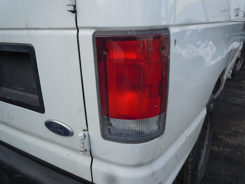 1995-2004 Ford E-250 Tail Light Lamp Passenger Right RH