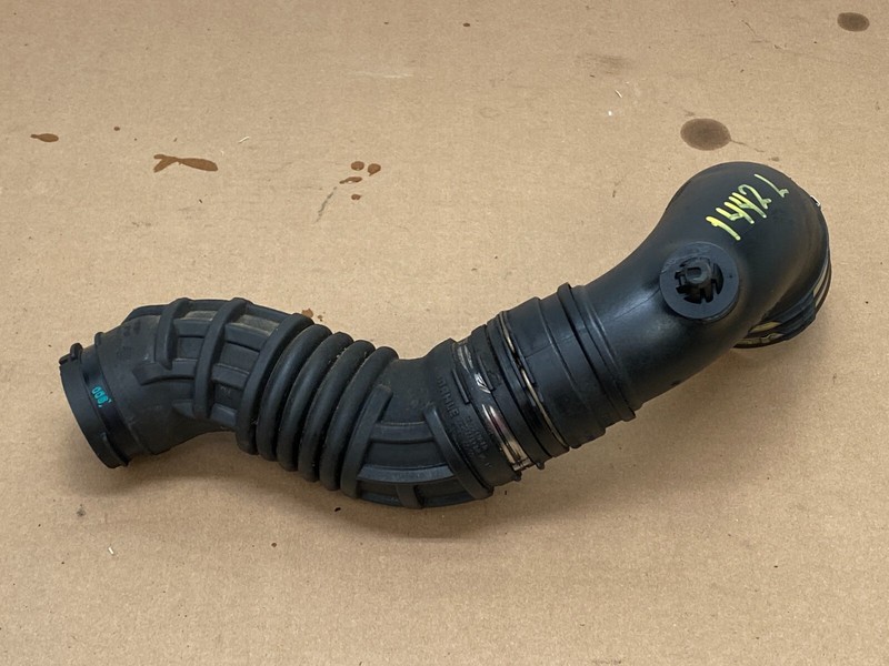 17 18 Maserati Levante Left Engine Air Intake Hose Duct Tube Pipe 3.0L 1442 OEM