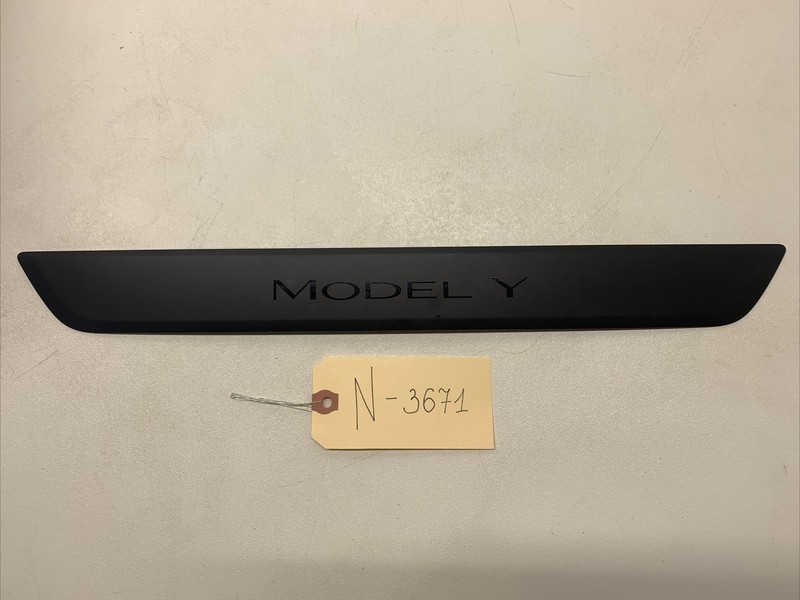 20-22 TESLA MODEL Y FRONT RIGHT SIDE DOOR SILL SCUFF PLATE COVER TRIM 3671 B44