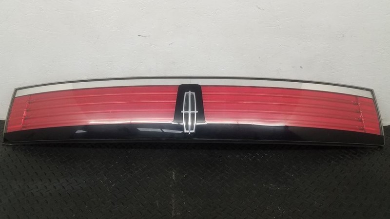 07-10 Lincoln MKX Center Tail Light Lid Mounted OEM 7A1Z-13A565-A