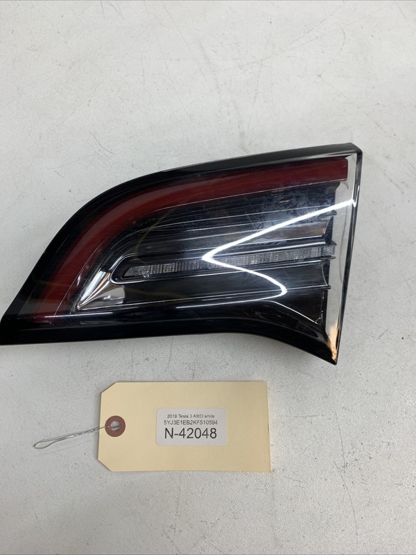2021-2023 Tesla 3 TAILLIGHT Tail Light Lid RH 3-pin 1077402-00-C 42048 B17