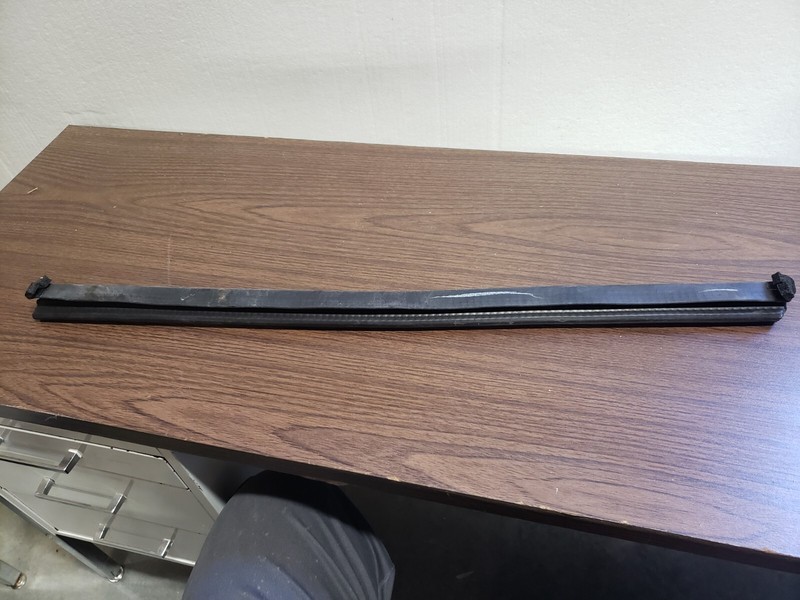 2013 - 2016 FORD FUSION FRONT RIGHT DOOR WINDOW WEATHERSTRIP MOLDING