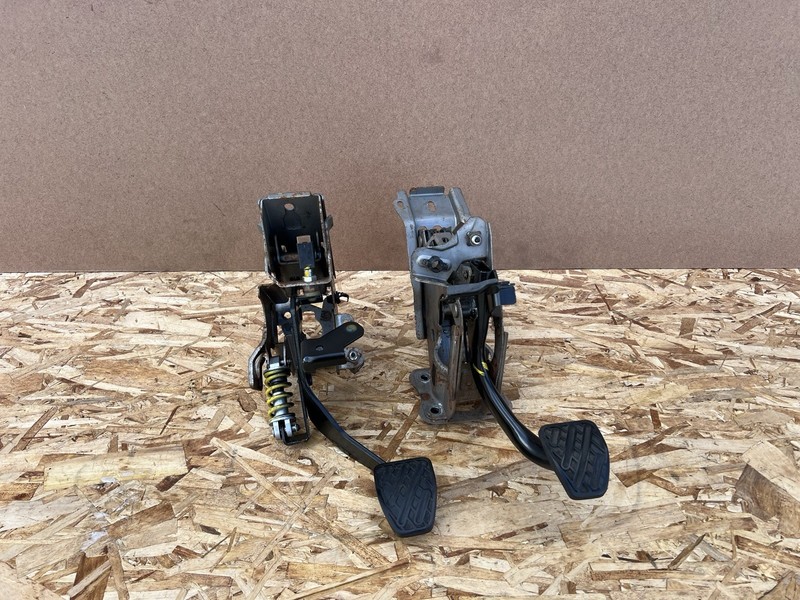 NISSAN 370Z 2009-2021 OEM CLUTCH AND BRAKE PEDAL ASSEMBLY