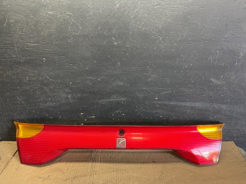 2001 to 2002 Saturn SC1 Trunk Rear Center Tail Light Panel OEM r5363 DG