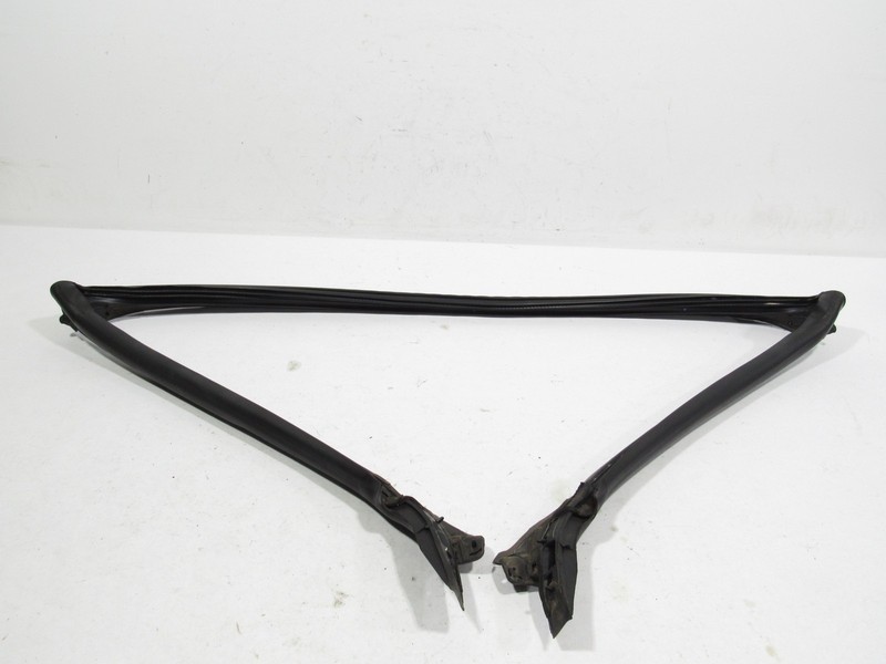99-04 Ford Mustang GT 1999 Convertible Front Windshield Weatherstrip Seal ;