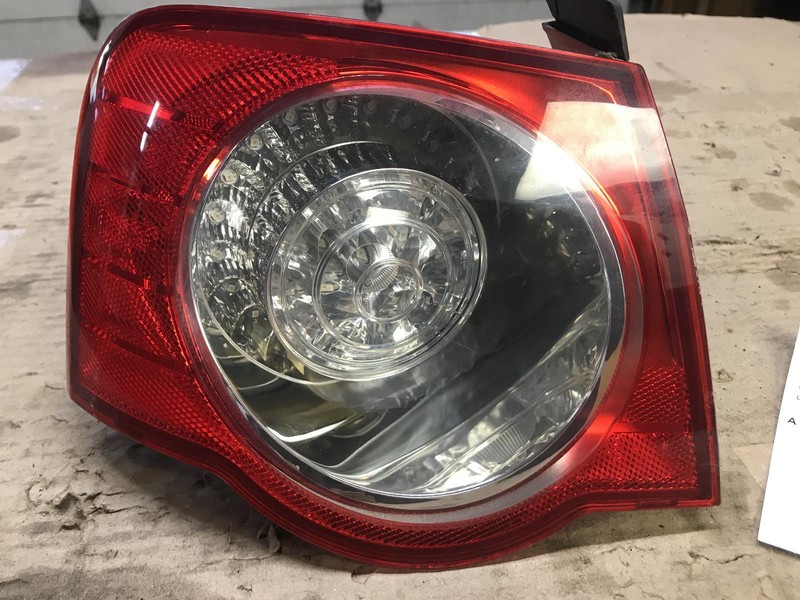 06-'08 VOLKSWAGON PASSAT Left driver Taillight Sedan quarter mounted OEM