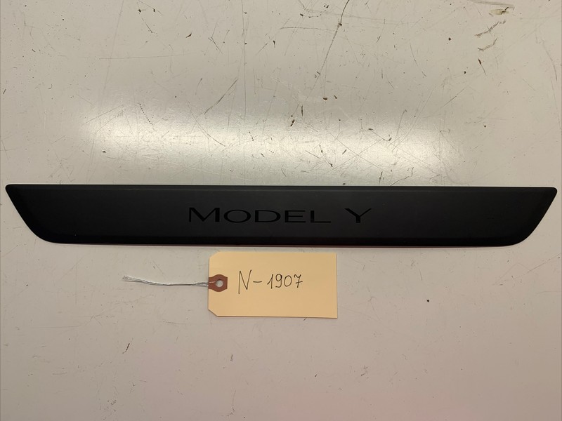 20-22 TESLA MODEL Y FRONT RIGHT SIDE DOOR SILL SCUFF PLATE COVER TRIM 1907 B44