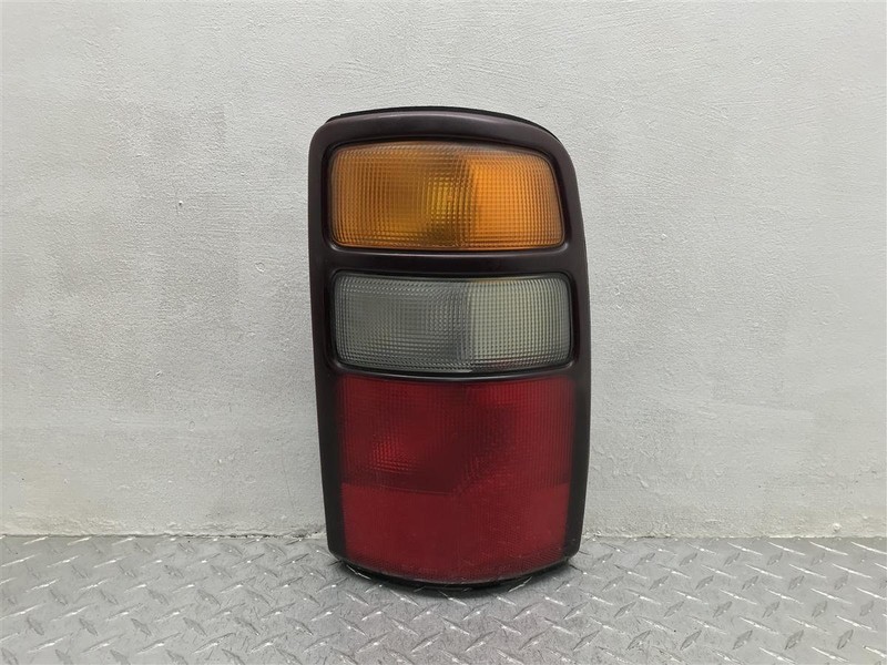 04-06 TAHOE YUKON AND XL 1500 2500 PASSENGER SIDE TAILLIGHT OEM 166-02128R