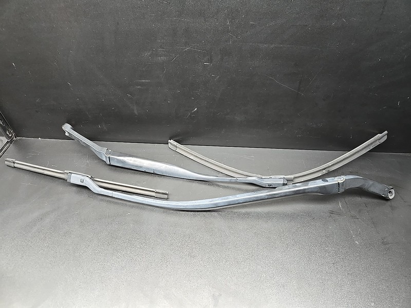 2014-2020 Maserati Ghibli Front Left and Right Windshield Wiper Arm 670001642