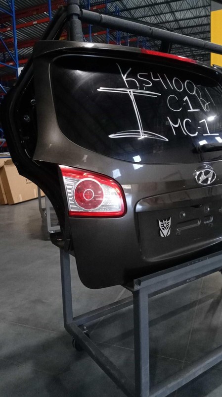 Used Deck Lid fits: 2011 Hyundai Santa fe w/rear spoiler w/rear view camera Grad