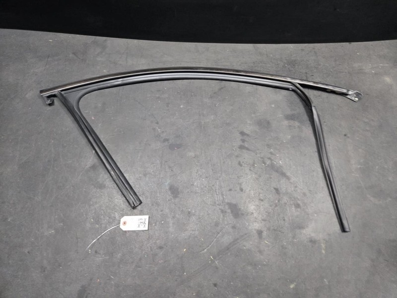 Front Right Door Window Glass Run Channel 2022 Kia Stinger 82540-J5001 2023