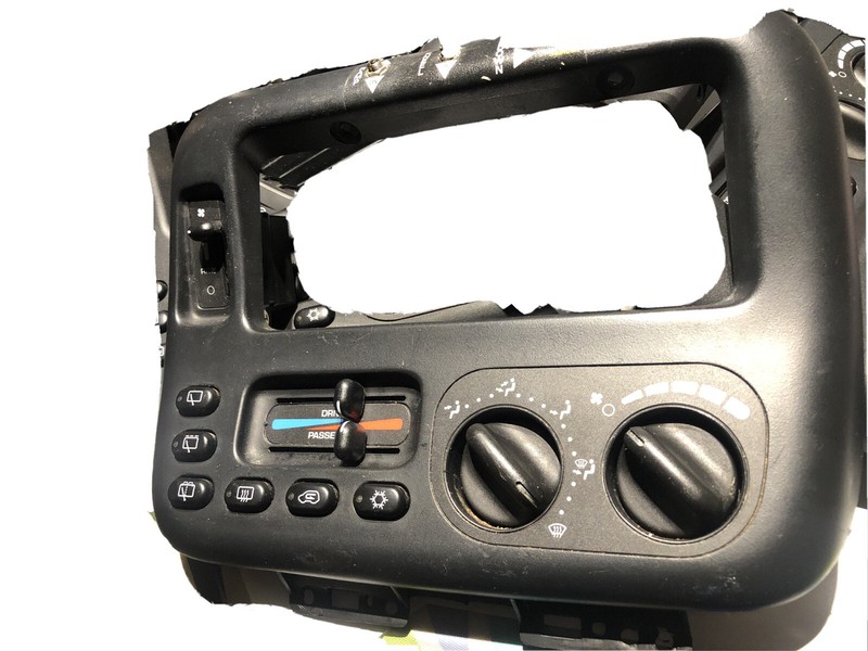 97 98 Voyager Heater Air A/C Control Dual Zone Unit Blue Plug P4677217