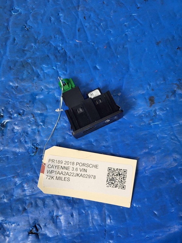 Used Oem Porsche AUX Audio & USB Jack 2018 for Cayenne 3.6L AWD 95B035252A 2017