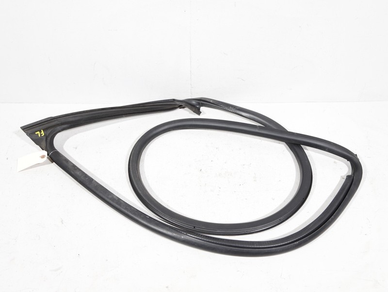 2017-2020 MASERATI LEVANTE M161 FRONT LEFTDOOR WINDOW WEATHERSTRIP OEM