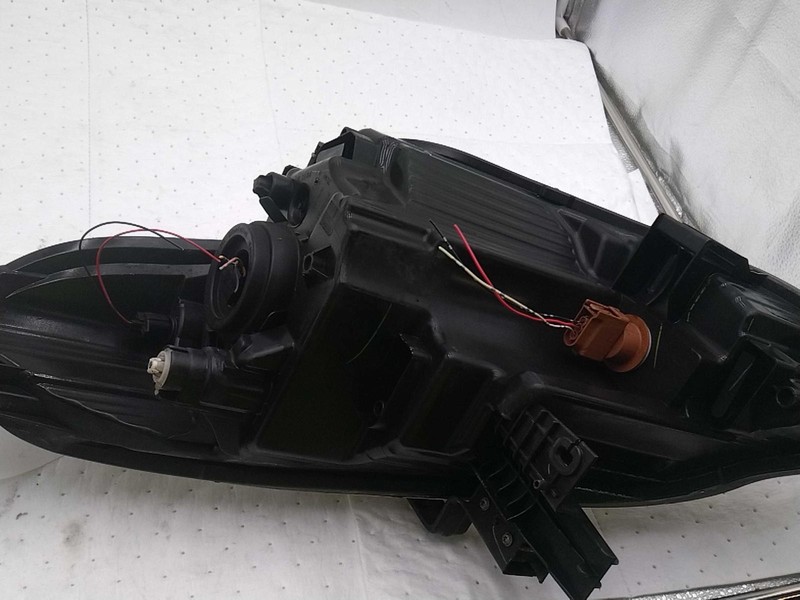 2016 Nissan Versa Right Headlight Assembly OEM Silver 603540 90K Miles
