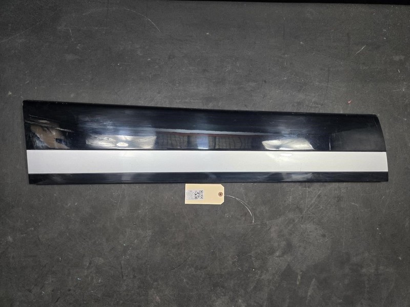 Front Left Door Lower Molding 2018 Range Rover Velar J8A2-21065-BBW 2019 - 2022