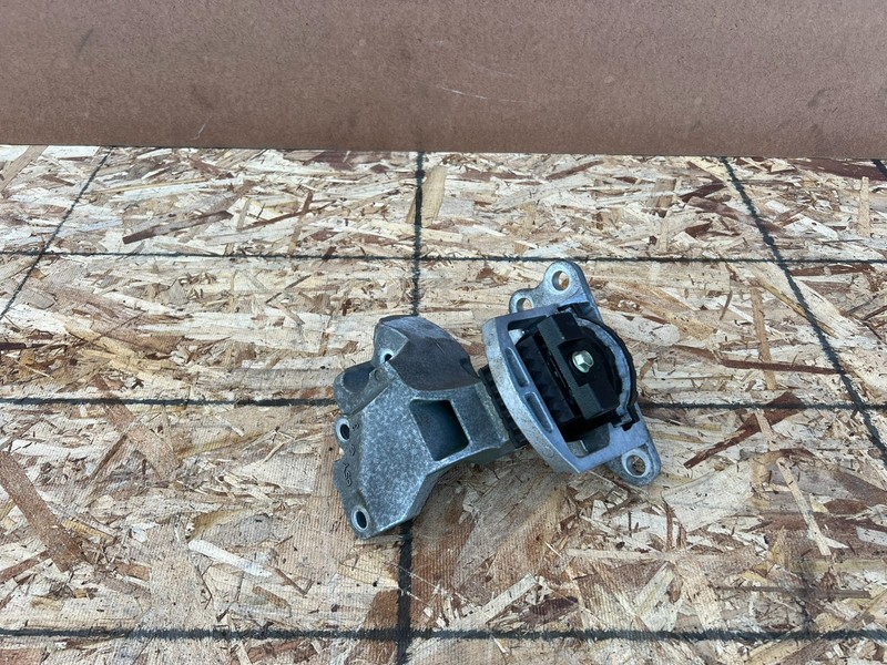 INFINITI QX60 2025-2026 OEM RIGHT PASSENGER ENGINE MOTOR MOUNT BRACKET 2.0L