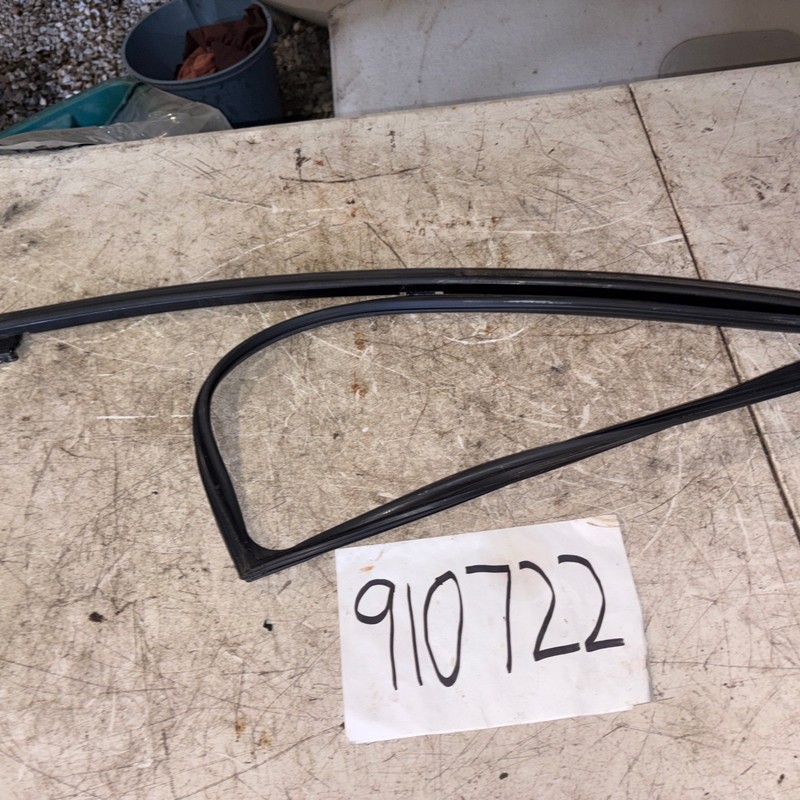 2006 - 2009 LEXUS RX350 DOOR WINDOW GLASS RUN CHANNEL GUIDE RUBBER REAR RIGHT