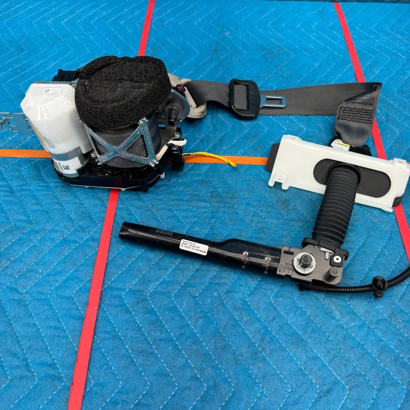 2011–2013 Hyundai Equus Front Right Seat Belt Assembly OEM 888803N590