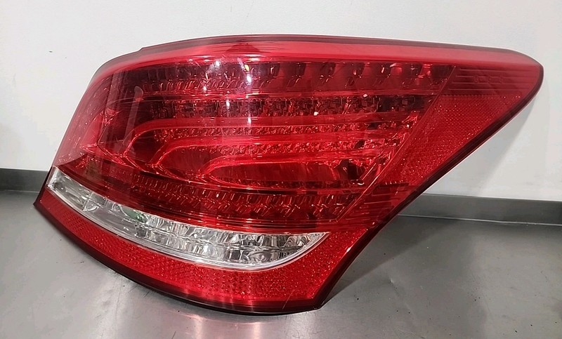 OE RH 2011 - 2013 HYUNDAI EQUUS REAR RIGHT LED TAIL LIGHT BRAKE LAMP 92402-3N0