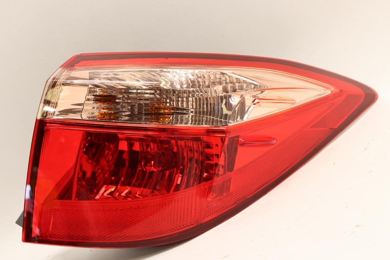 2017-2019 TOYOTA COROLLA RIGHT PASSENGER QUARTER PANEL TAIL LIGHT LAMP OEM