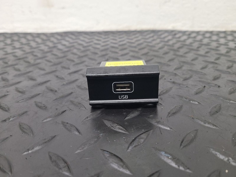 19-22 Kia Niro Auxiliary USB Jack Port OEM 96120-Q4000