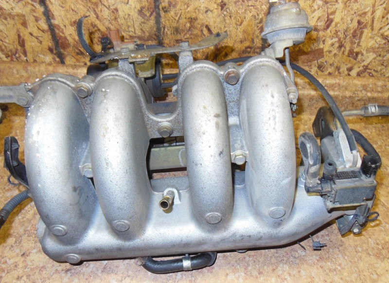 2005 Nissan Altima 2.5S 2.5 L S Intake Manifold 2004 2003 2002