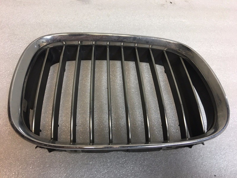 1998-2003 BMW E39 5 Series RH Grille Chrome w/Black Insert OEM 8159312
