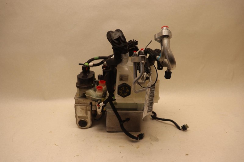 2020-2023 TESLA MODEL Y SUPERMANIFOLD OCTOVALVE COOLANT PUMP RESERVOIR OEM