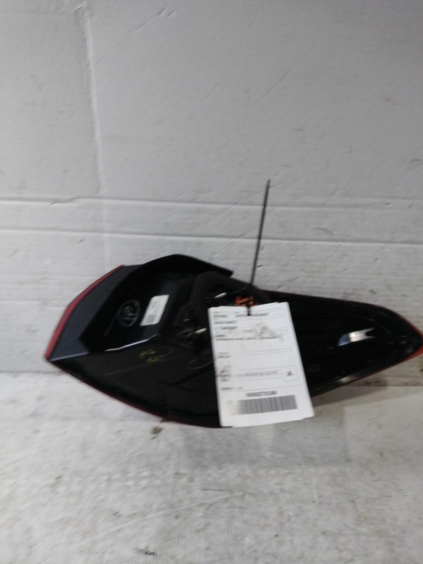 2018 KIA FORTE Left Tail Light Assembly Maroon Incandescent OEM 628765