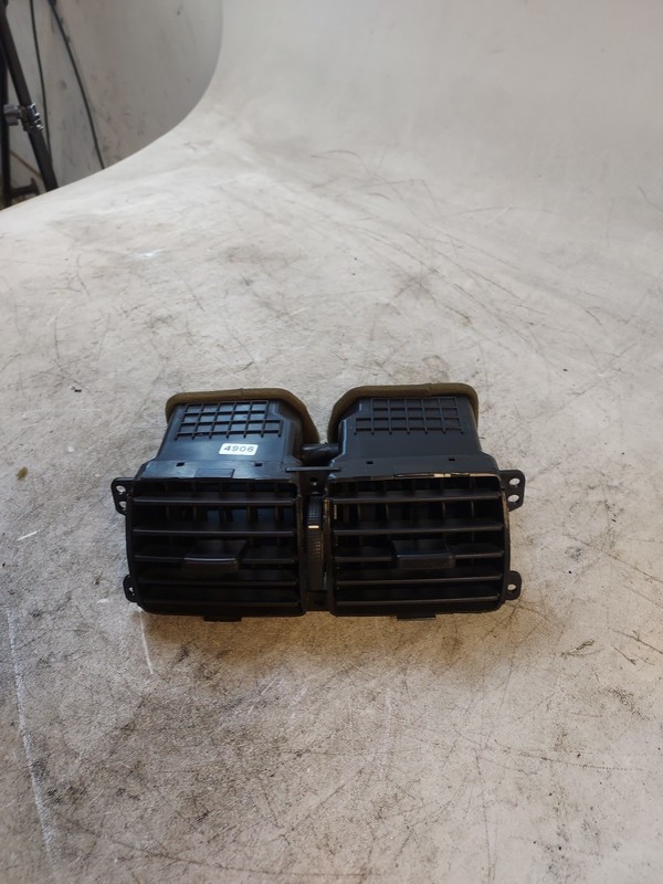 2005-2009 Hyundai Tucson OEM center dash HVAC vent set 05 06 07 08 09
