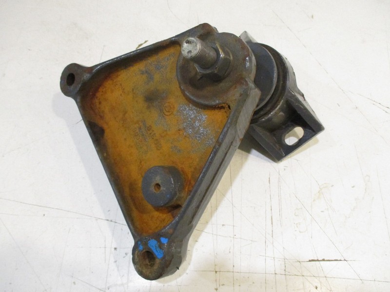 0916081 0983903 OMC Cobra Ford Sterndrive 5.0L Front Engine Mount Bracket
