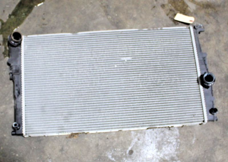 π11-17 BMW F22 F23 F30 F31 F32 F33 F34 F36 ENGINE COOLING RADIATOR 7618807 OEM
