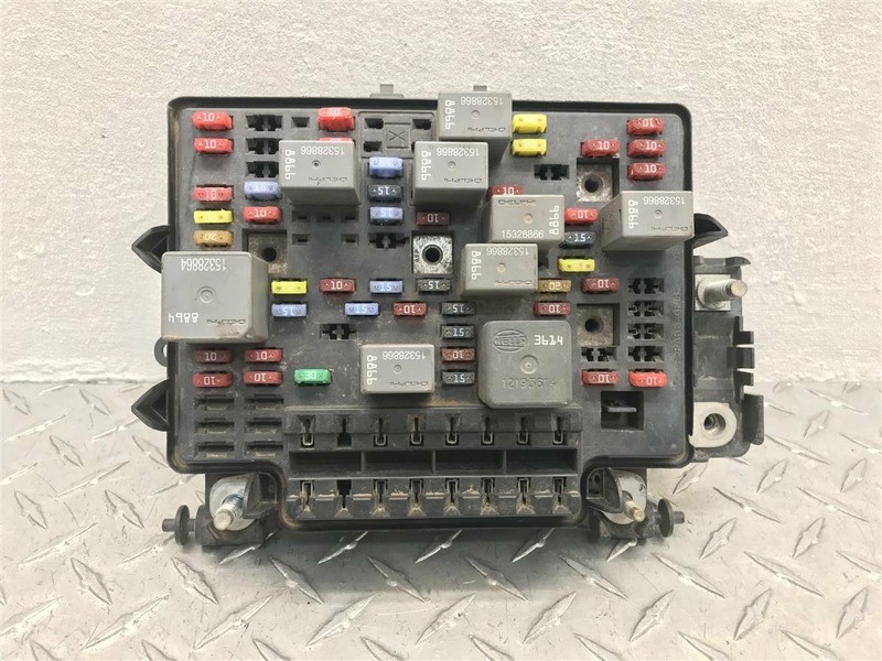 00-02 CHEVROLET SUBURBAN YUKON TAHOE ENGINE FUSE BOX OEM 15328806
