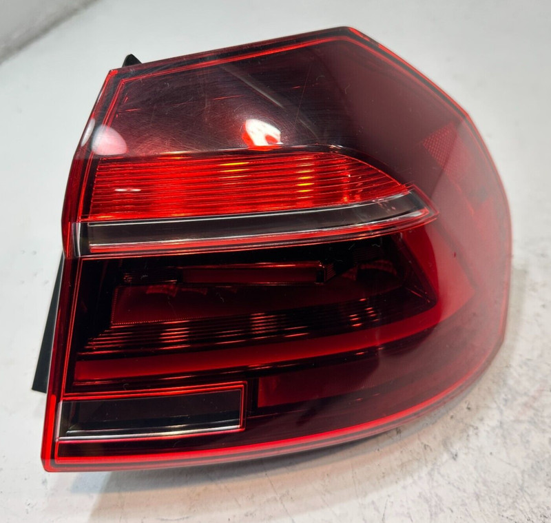 2017-2018 VOLKSWAGEN Passat SE Passenger Side Rear Tail Light OEM
