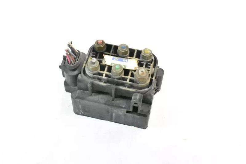 06-20 Mercedes W164 ML63 GL500 Airmatic Air Pneumatic Suspension Valve Block OEM