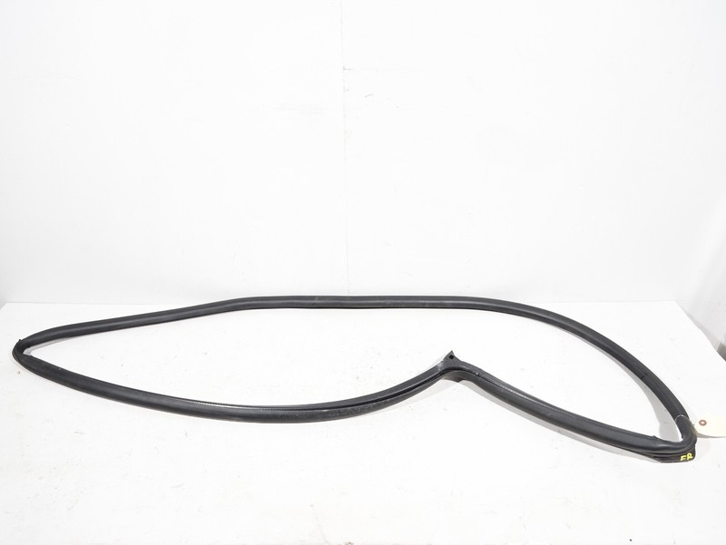 2017-2020 MASERATI LEVANTE FRONT RIGHT PASSENGER DOOR BODY WEATHERSTRIP SEAL OEM