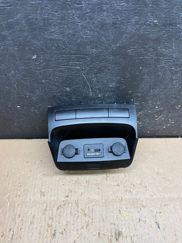 2011-2013 Kia Sorento Center Console Aux USB Power Outlet T6318 DG