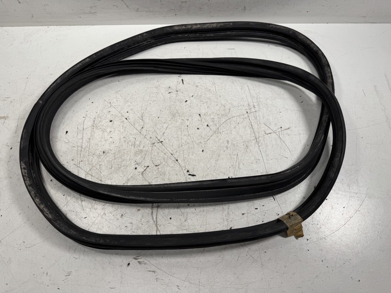 00-09 Honda S2000 Trunk Lid Weatherstrip Seal 74865-S2A-010 OEM