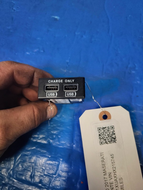 Used Oem Center Maserati Console Dual USB Charge Adapter 670037782 Levante 2017