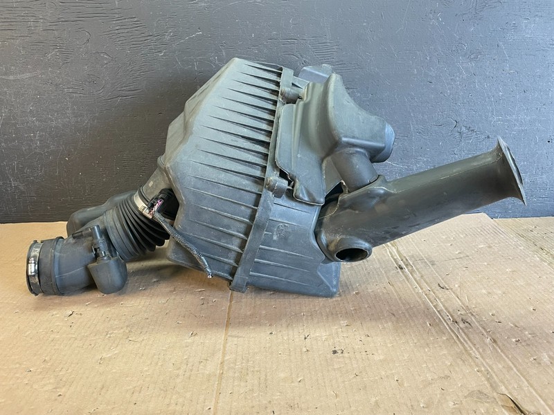 2009 20102011 GMC Acadia Air Cleaner Filter Box OEM AD8605 DG