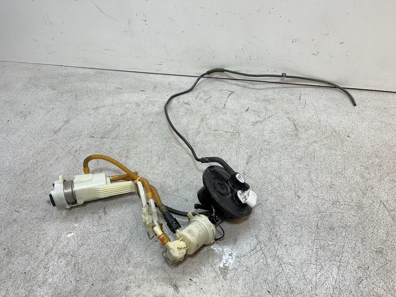 2012 Harley Davidson FLHR Road King Touring Gas Fuel Tank Pump Assembly