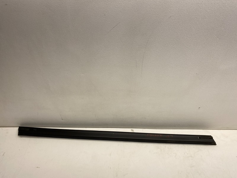 2015-2017 CHRYSLER 200 LEFT FRONT DOOR WINDOW GLASS INSIDE WEATHER STRIP SEAL