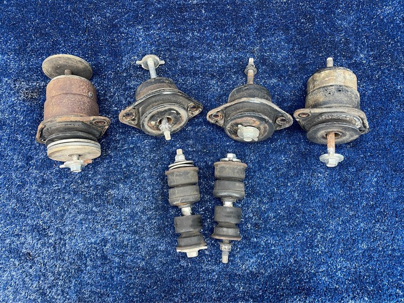 2007–2013 Toyota Tundra Cab to Frame Mount Cushions Set w/ Bolts OEM 52202-0C020