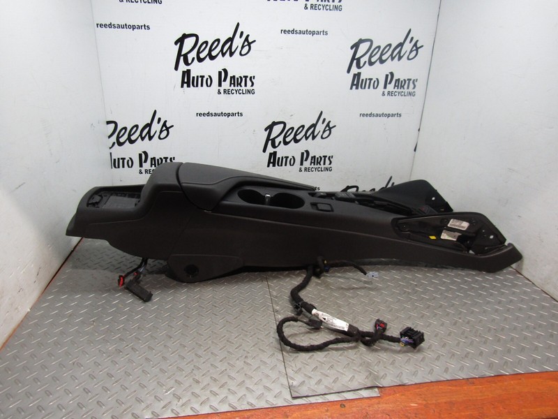 19-22 Chevrolet Camaro SS A/T CENTER CONSOLE ASSEMBLY W/ WIRELESS CHARGER OEM