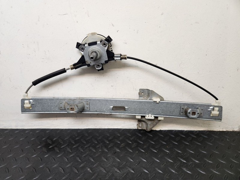 02-05 Saturn VUE Left Driver Window Manual Regulator OEM 22623012