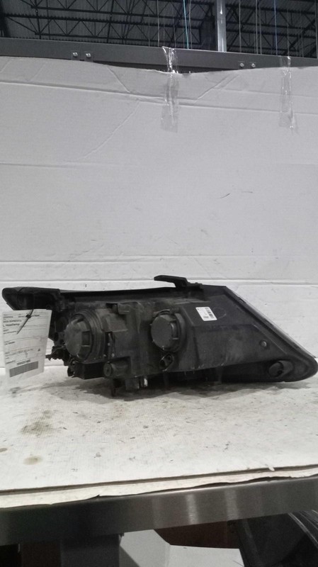 2015 Kia Sorento Left Headlight Assembly Silver OEM Used 584975 Scratch on Lens